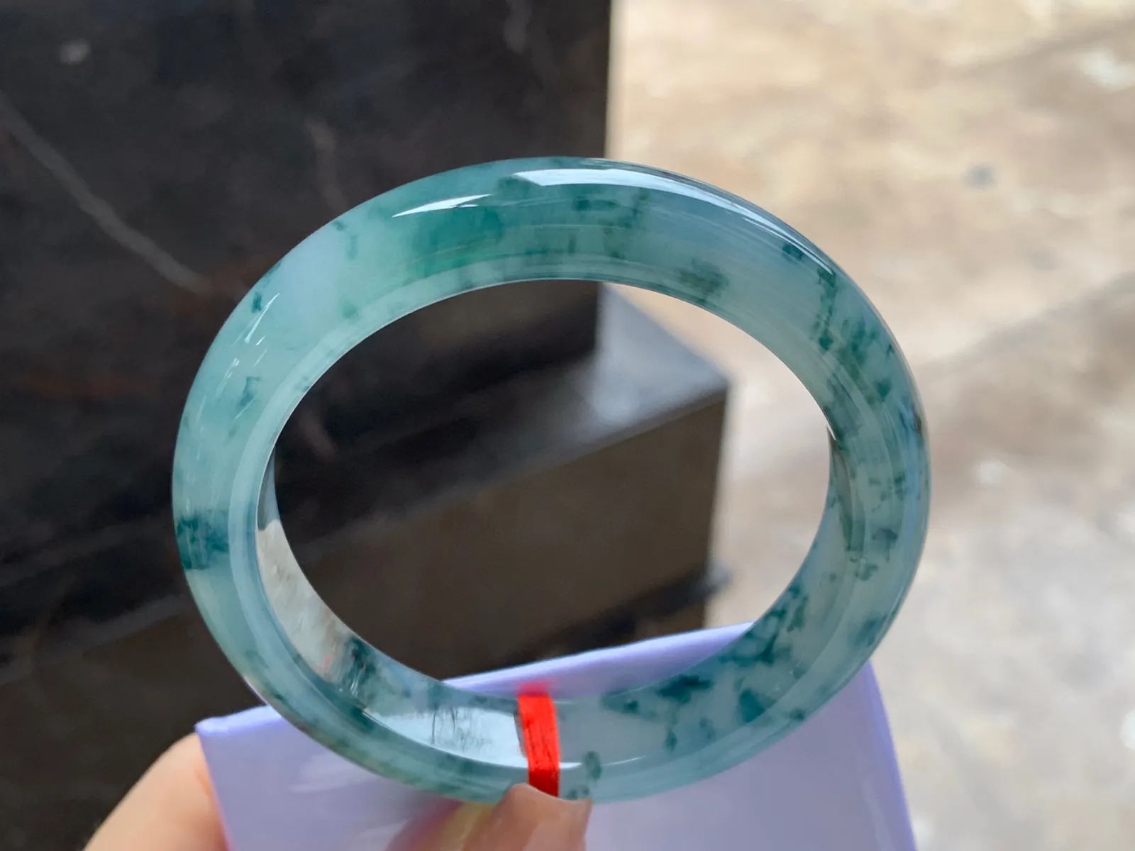 冰种飘花手镯
尺寸：55-12.2-8.6mm
种水好 飘花浓郁