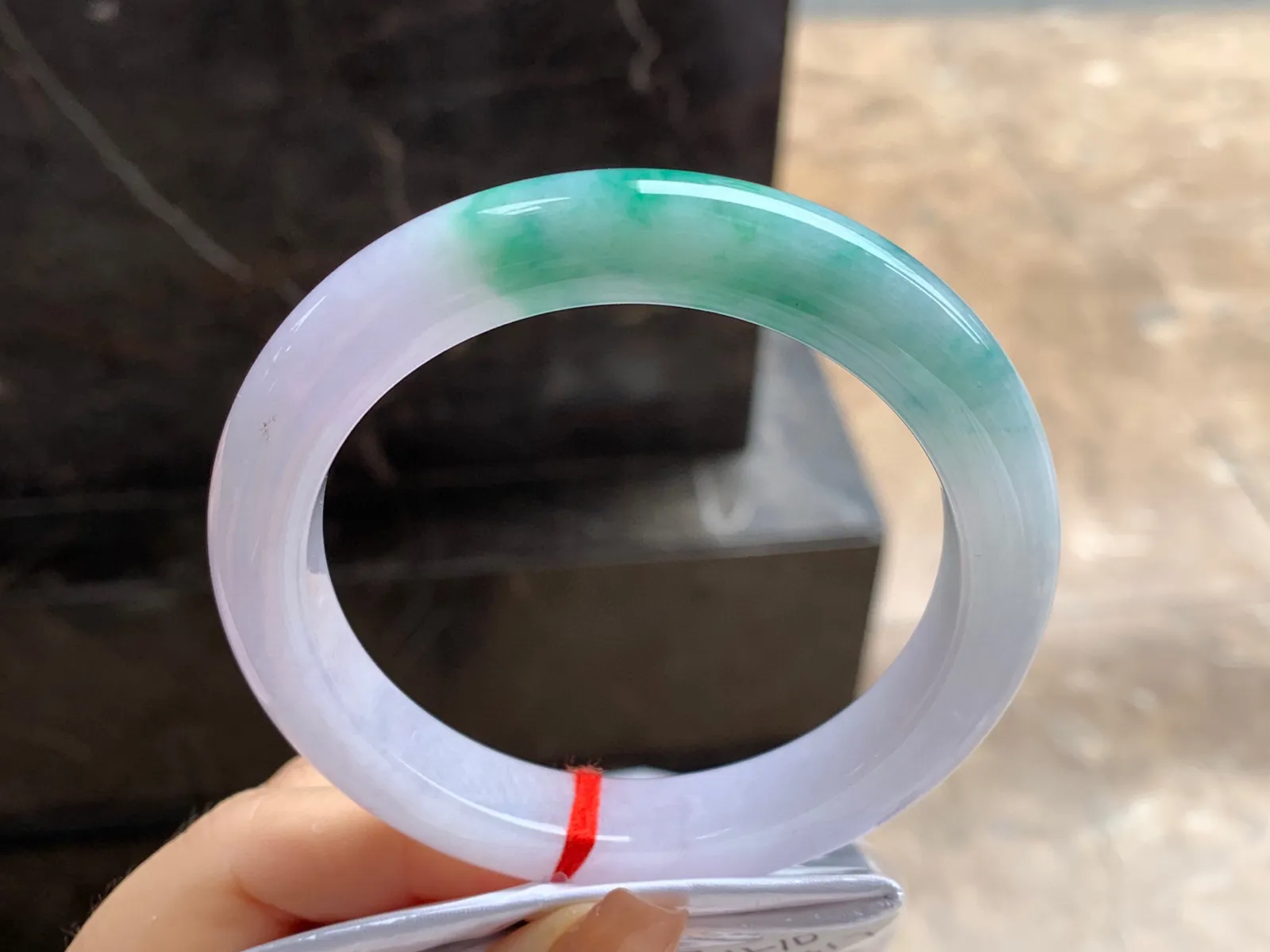 春带彩大圈口手镯
尺寸：60.7-11-10mm
很漂亮的一支大圈