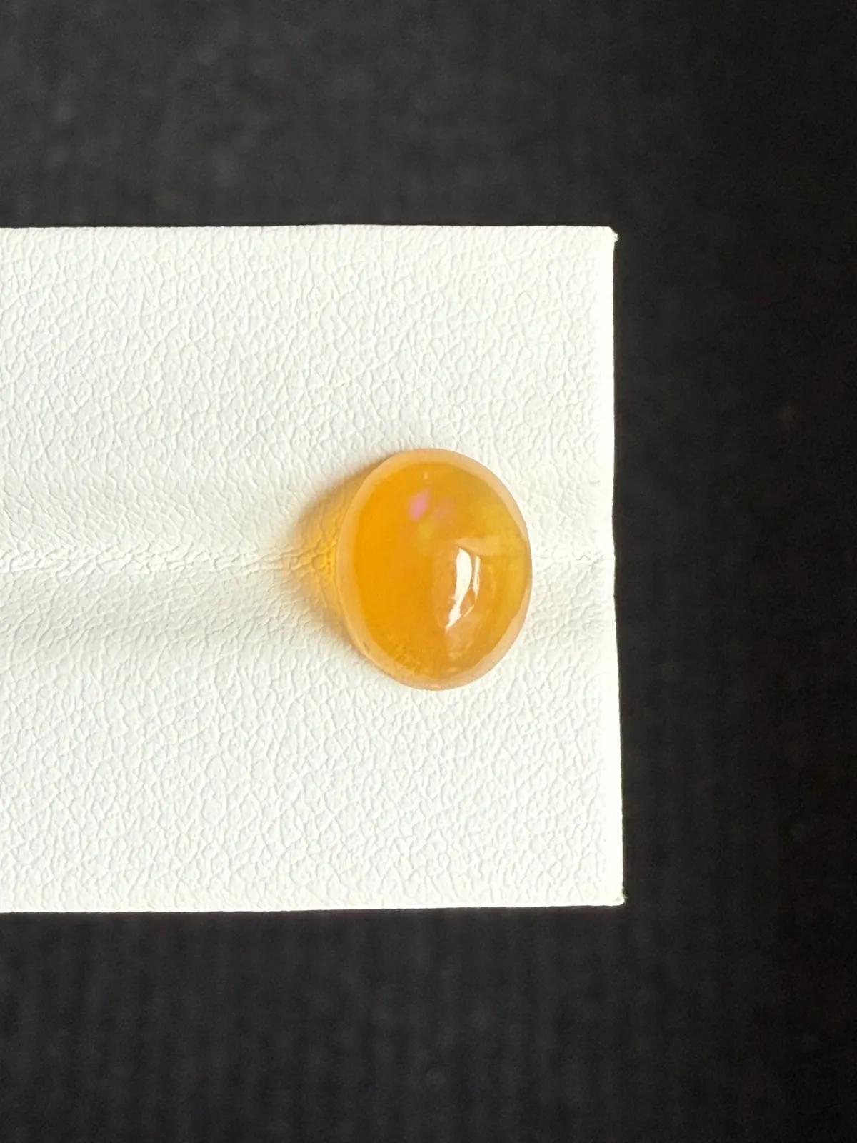 2.29ct天然墨西哥火欧泊裸石，尺寸10.7×8.8×5.1mm， 颜色美艳 ，晶体通透