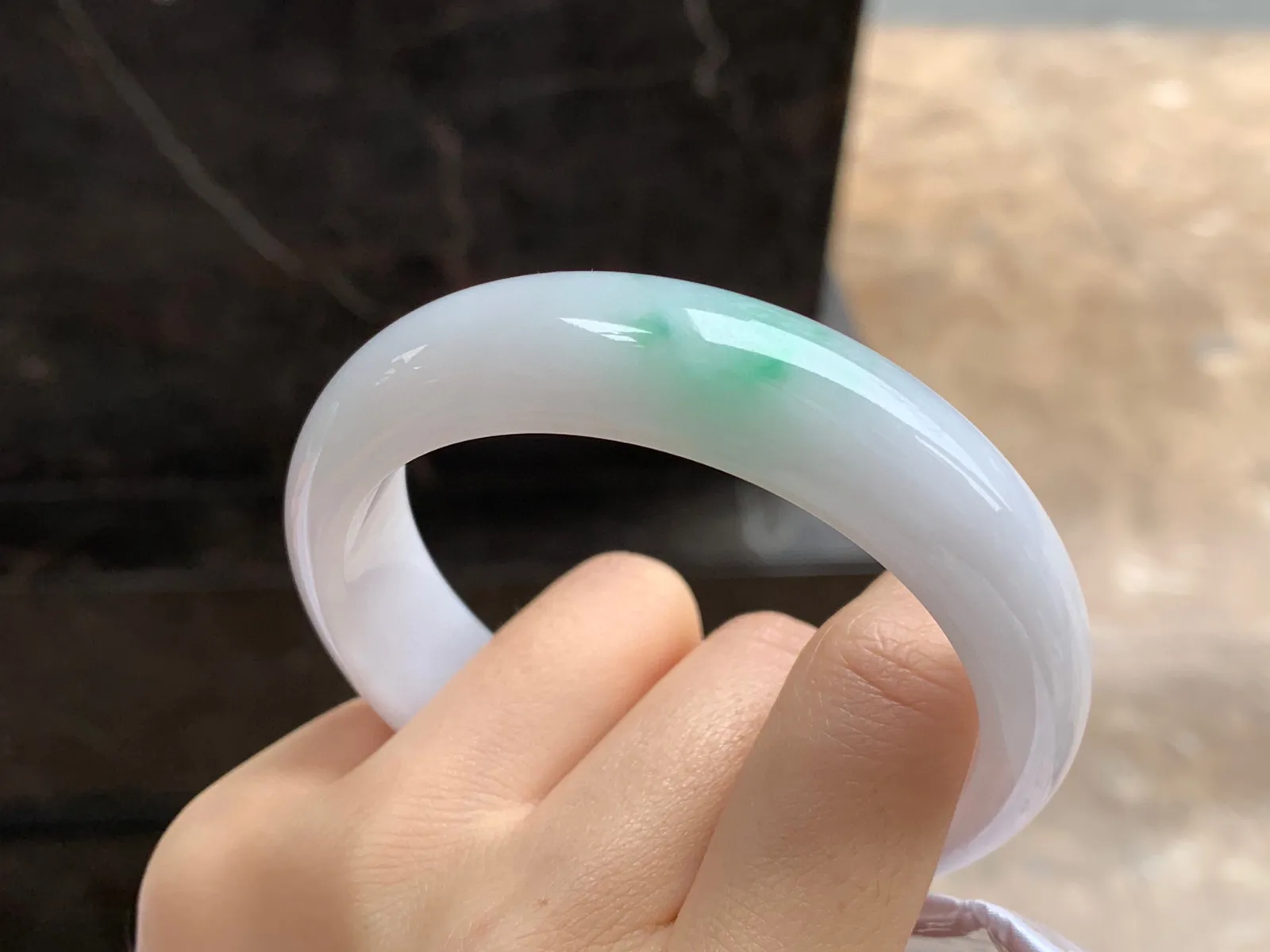 带色手镯
尺寸：57.8-15.4-8mm
底子细腻干净～版型不错