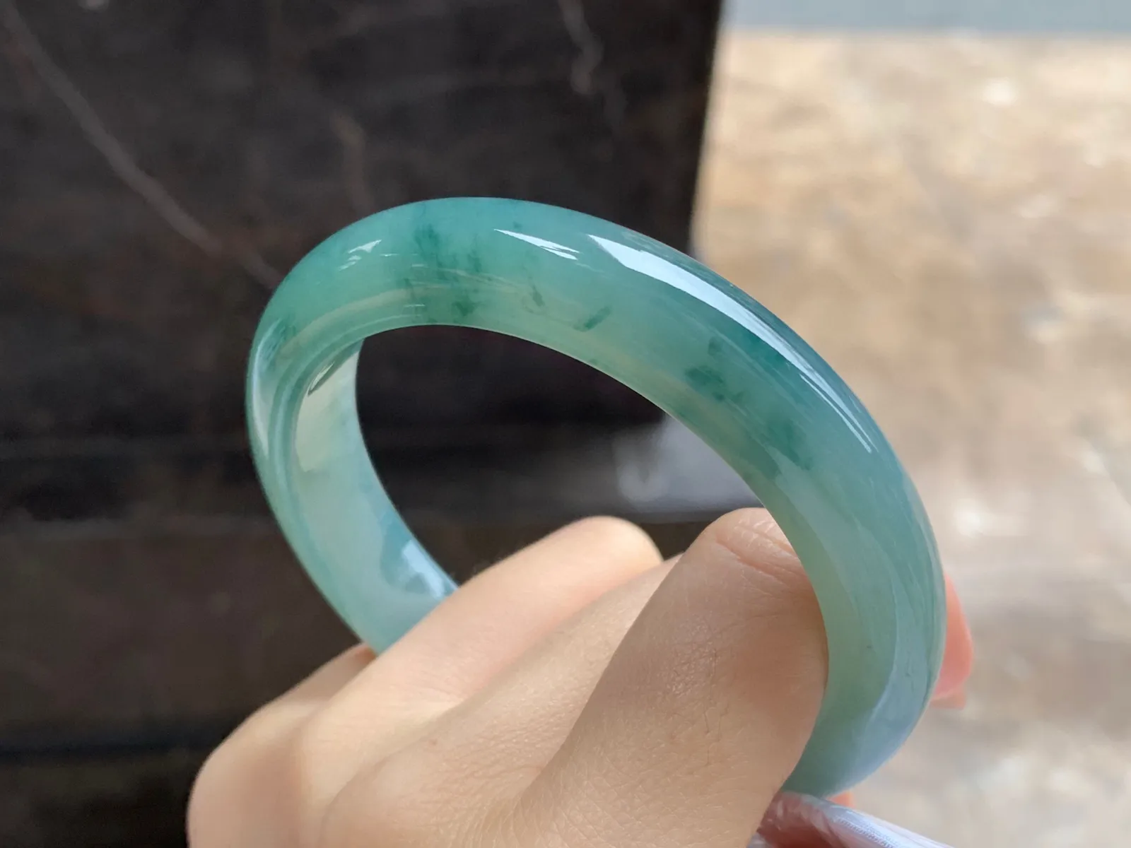 飘花手镯
尺寸：59.7-12.2-9mm
底子细腻干净～有种水 大圈口