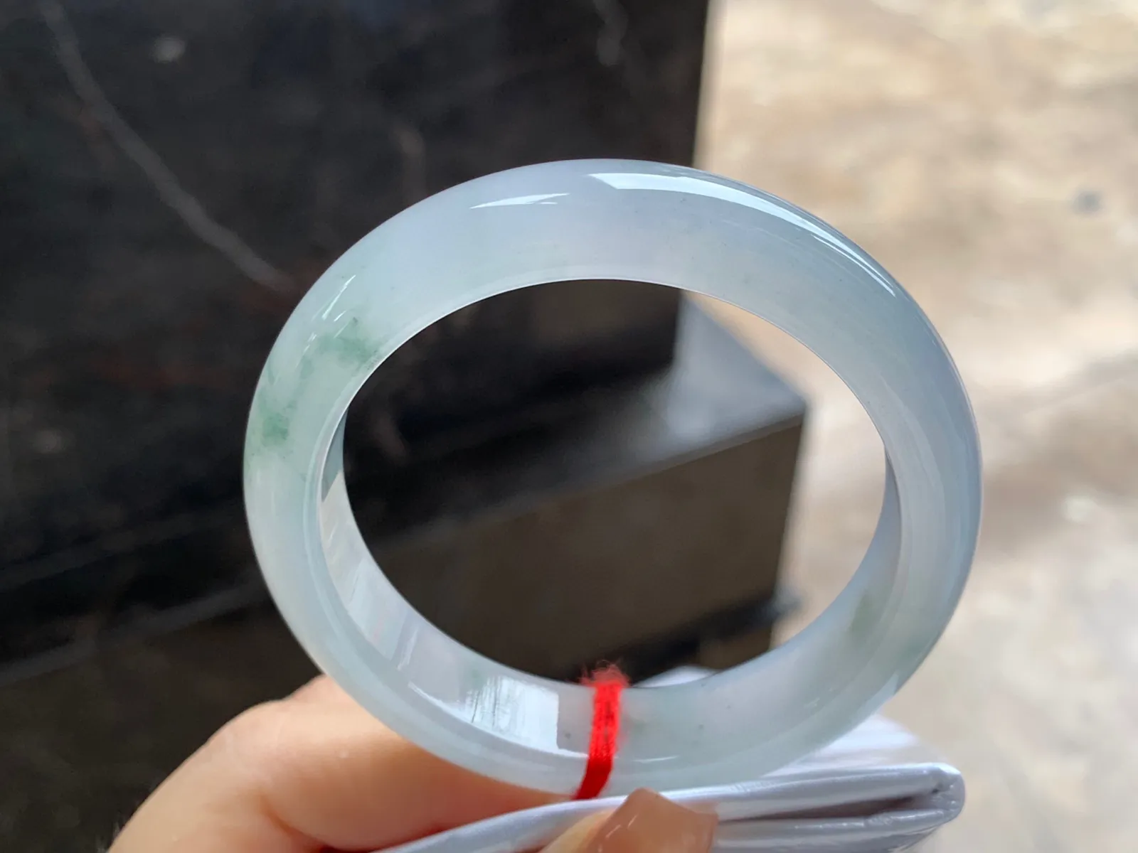 冰飘花手镯
尺寸：51.5-11.9-7.8mm
种水好 小圈口 上手漂亮