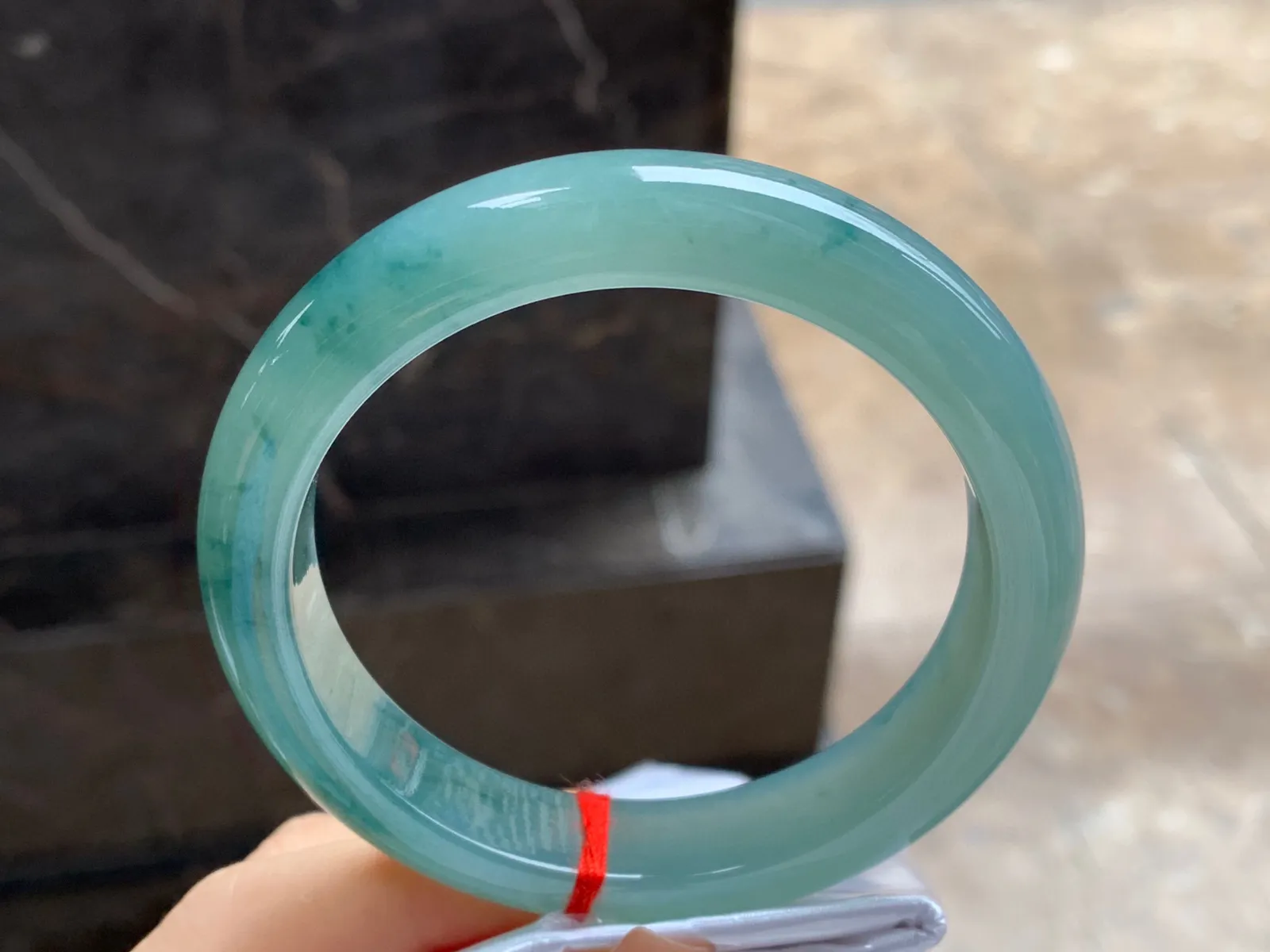 飘花手镯
尺寸：59.7-12.2-9mm
底子细腻干净～有种水 大圈口