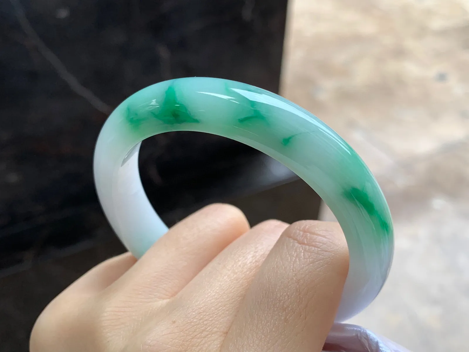 带色手镯
尺寸：56.8-11.7-8.4mm
底子细腻白净～绿色点缀