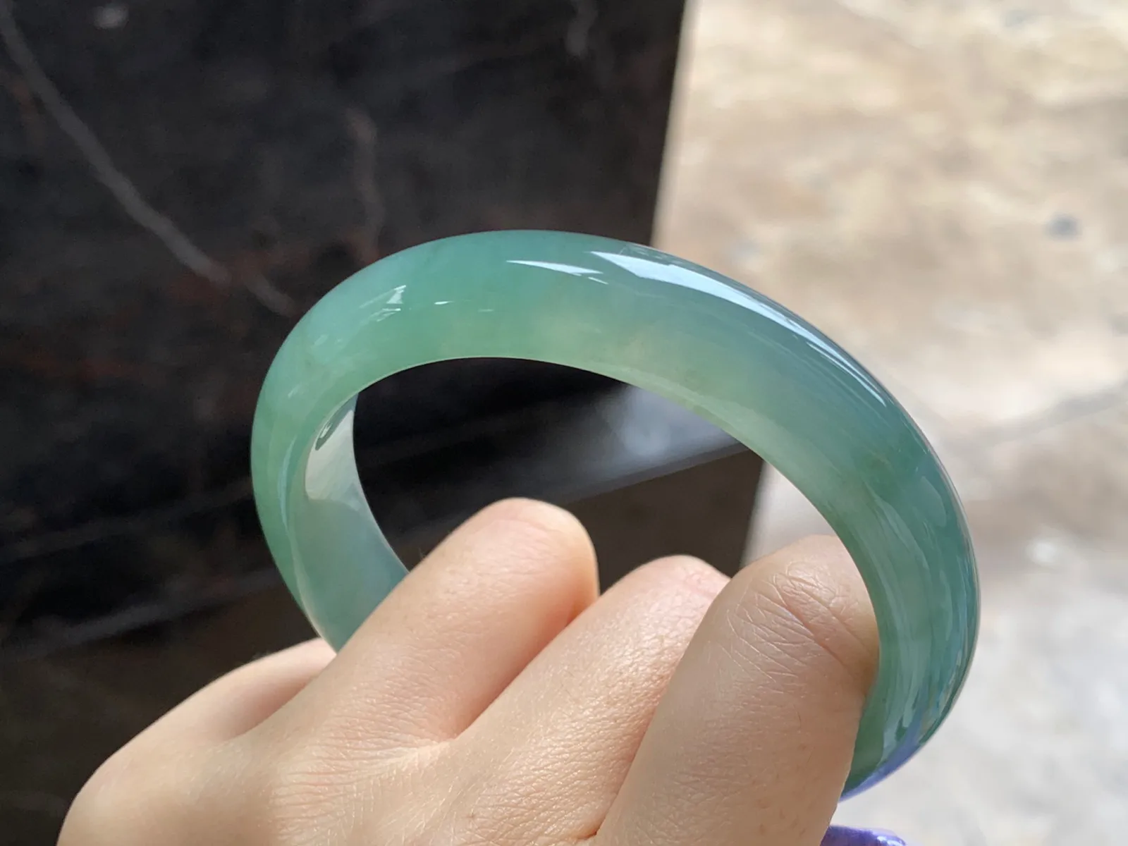 蓝水手镯
尺寸：56.7-12.5-7.7mm
种水好 很耐看的料子上手好看