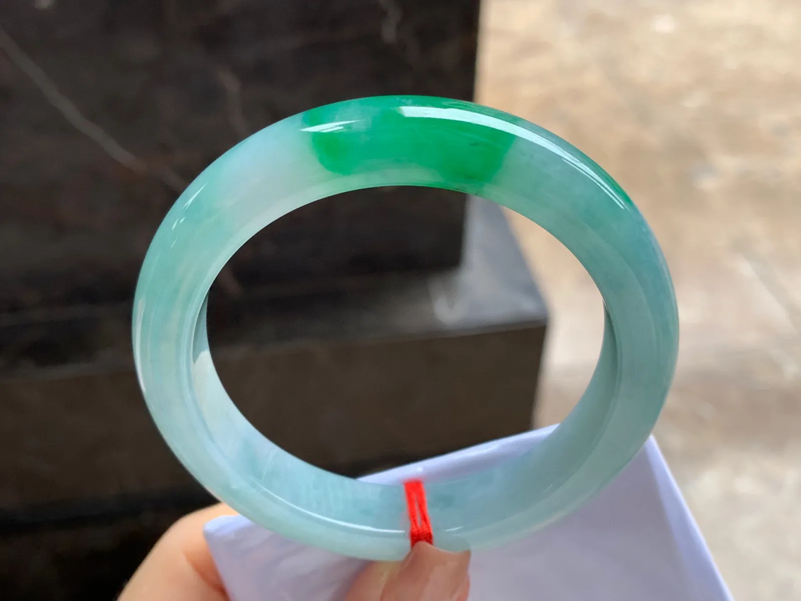 带色手镯
尺寸：57.8-11.8-9mm
绿色浓郁～肉质细腻 上手好看气质