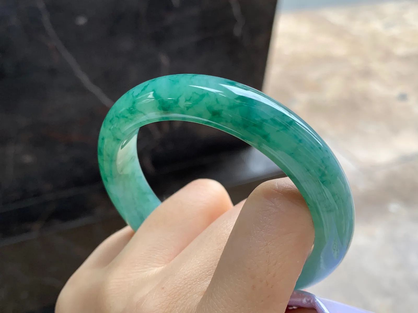 飘绿花手镯
尺寸：56.4-12.5-8.2mm
底子细腻干净～绿花浓郁