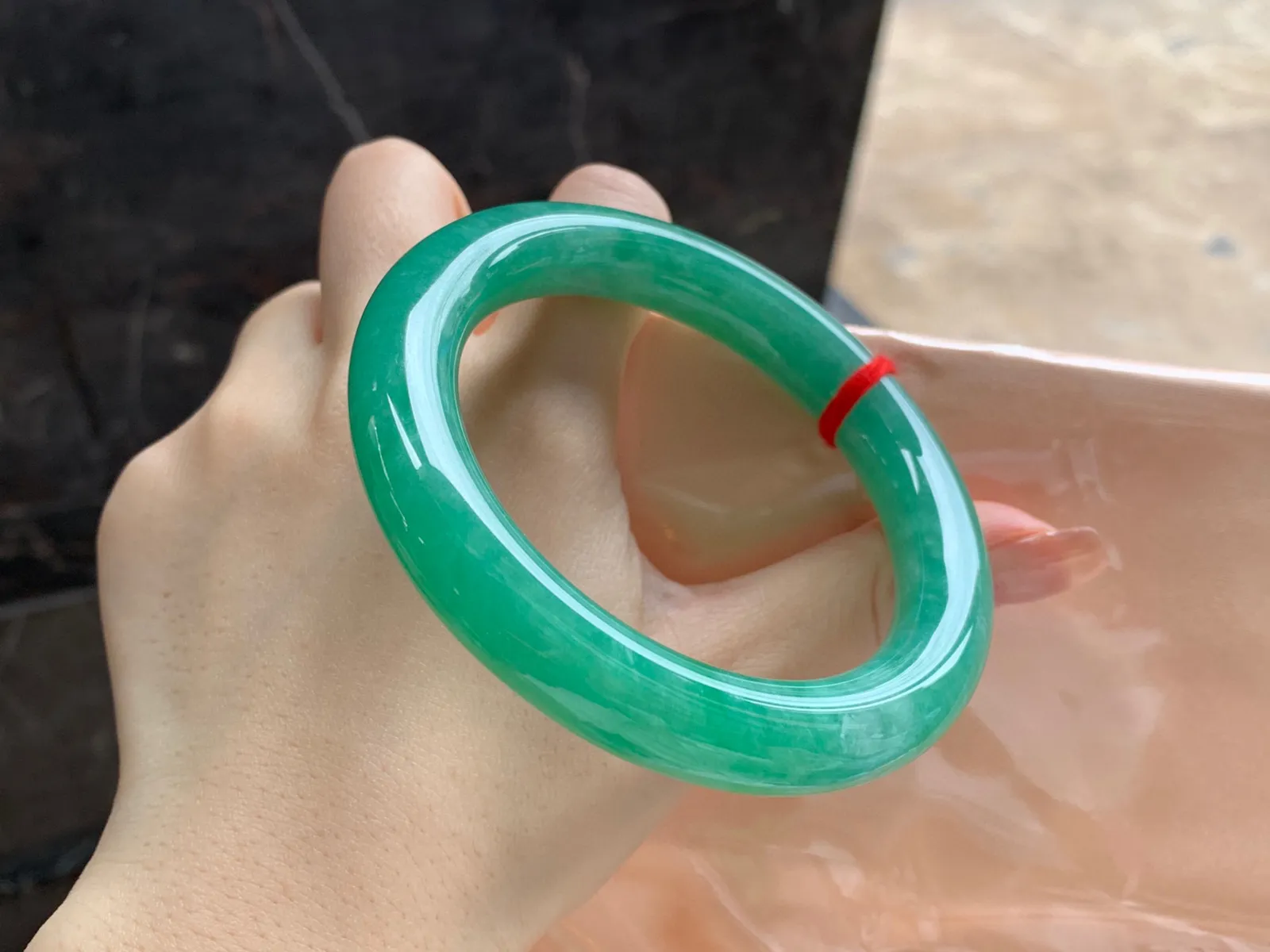 满色圆条手镯
尺寸：60-11.7mm
底子细腻干净～品质大圈口