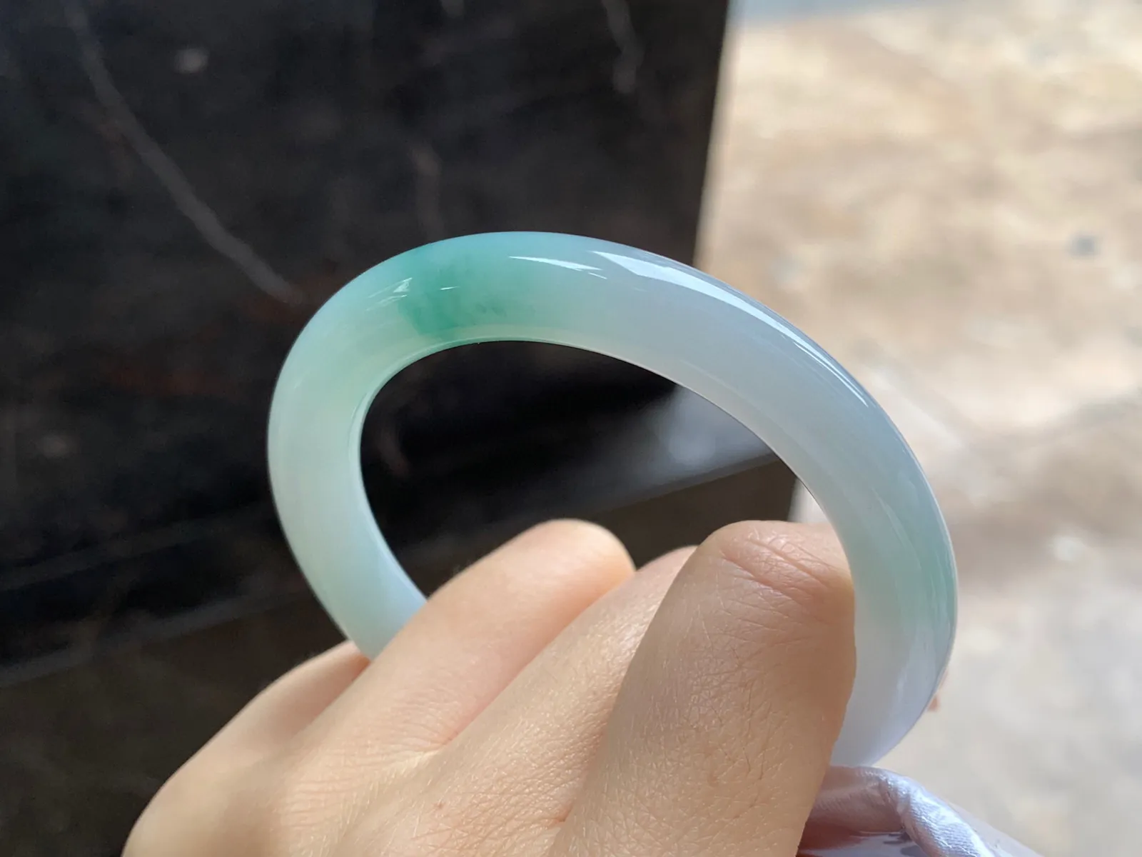 飘花圆条手镯
尺寸：51.6-9mm
底子细腻干净～飘花点缀
