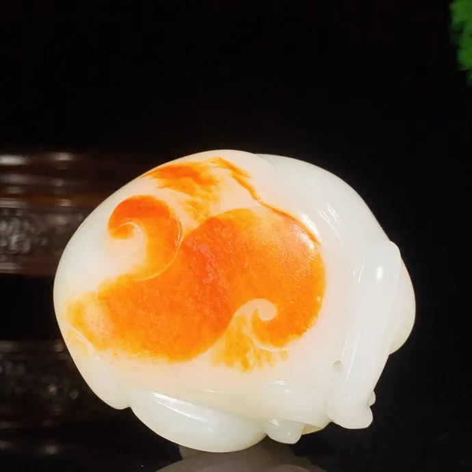 和田玉羊脂白玉山料貔貅挂件。回头貔貅 尺寸53/45/40mm重131.7克，白度一级。玉质细腻油润 脂粉好，品质好！lt250425