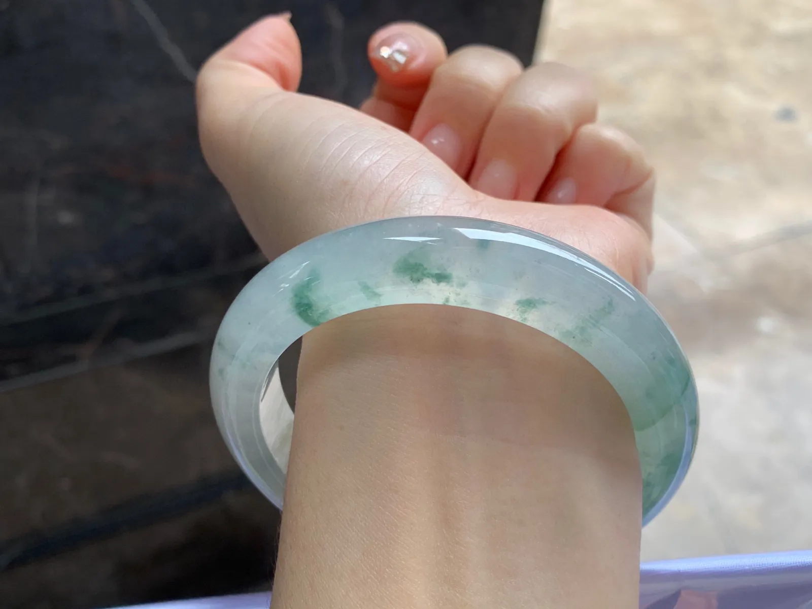 冰飘花手镯
尺寸：59-13-9.7mm
种水好 飘花点缀