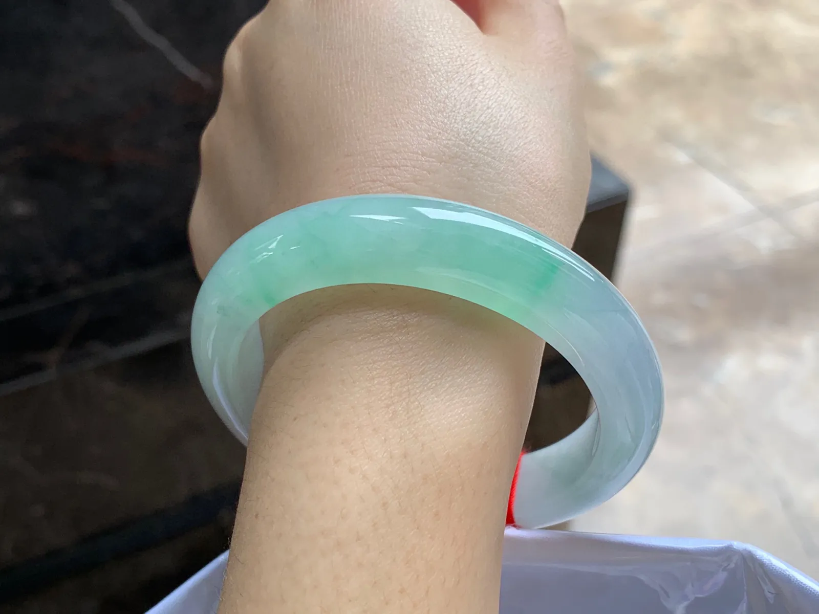 带色手镯
尺寸：55.7-12.8-9mm
有种有色～甜甜的料子上手好看