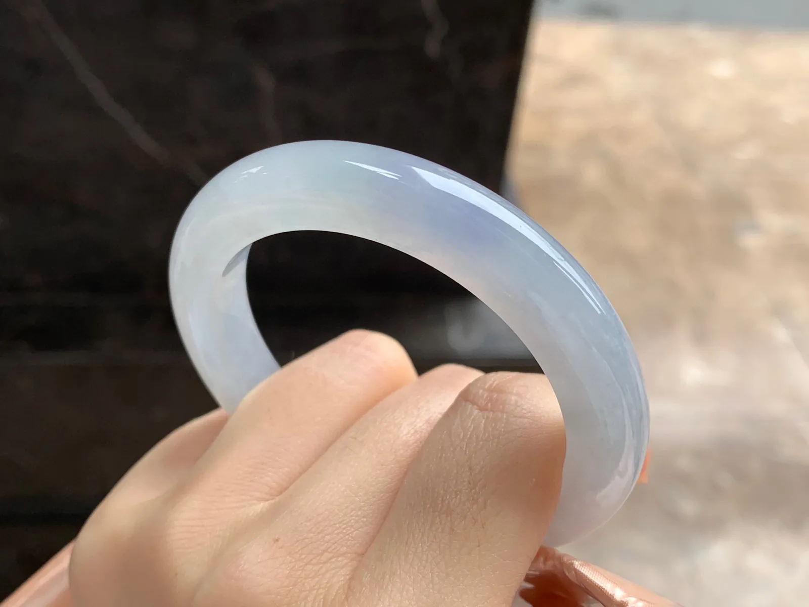糯冰手镯
尺寸：54.4-9.5mm
种水好 小清新上手好看