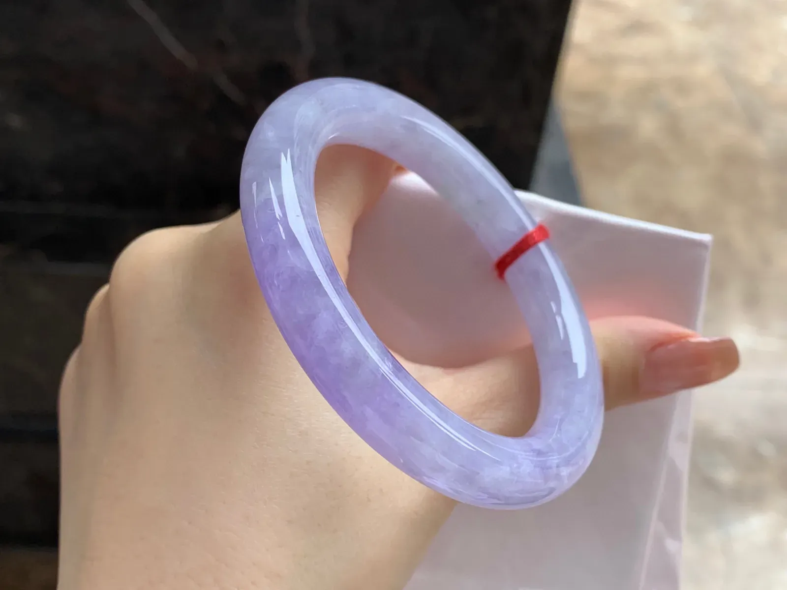 紫罗兰圆条手镯
尺寸：54.5-10.2mm
颜色浓郁～晶体粗需要包容