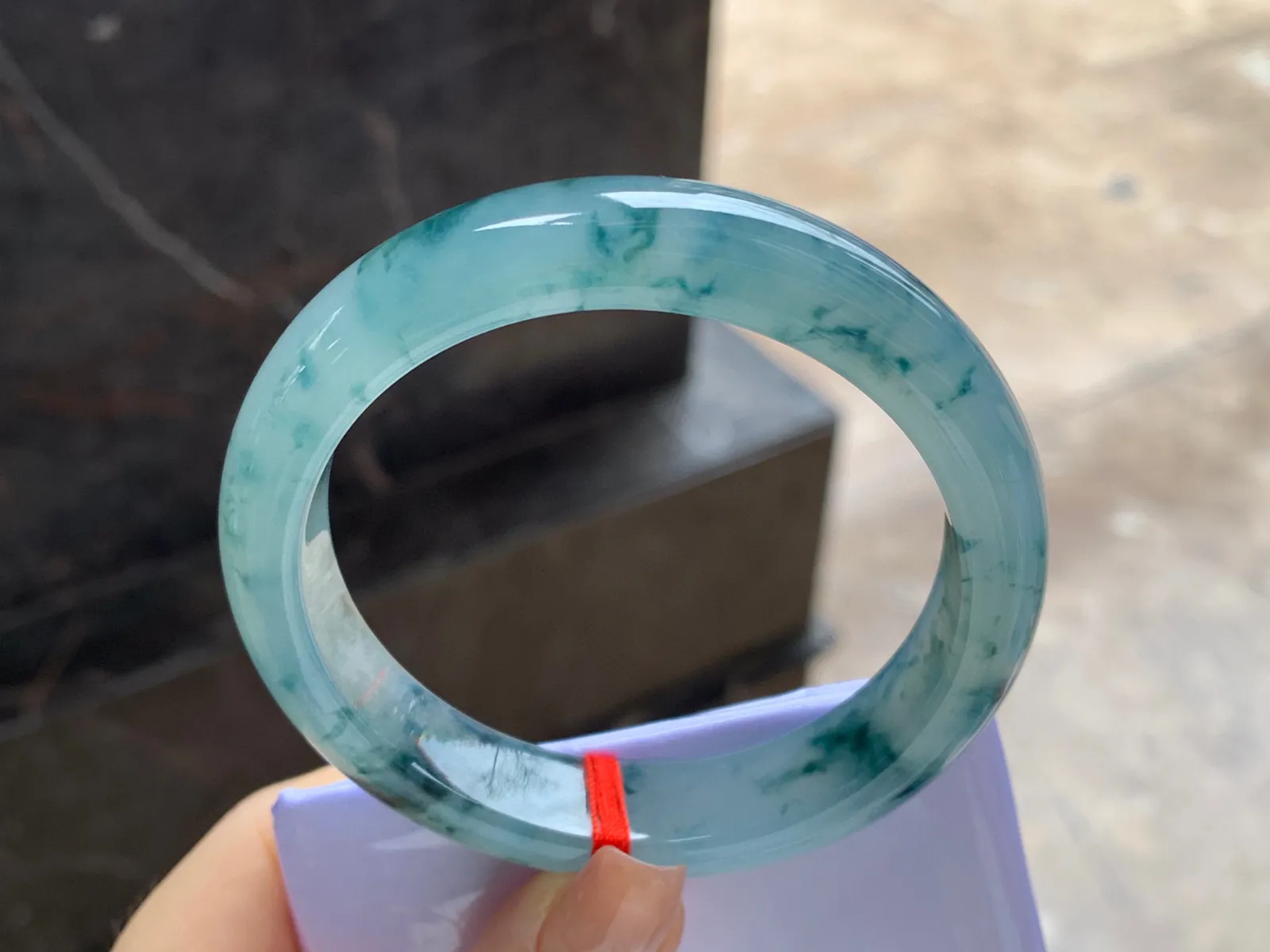 冰飘花手镯
尺寸：55.5-12.2-8.3mm
种水好 飘花浓郁