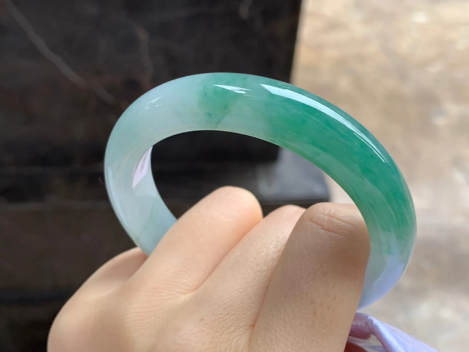 带色手镯
尺寸：55.6-12.4-8.5mm
绿花一段浓郁上手好看