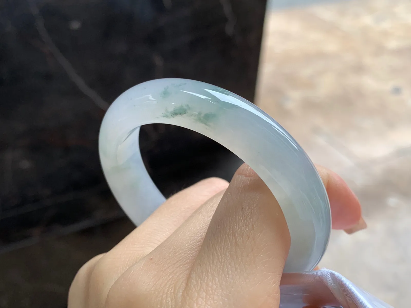 冰飘花手镯
尺寸：51.5-12.3-8.4mm
种水好 飘花点缀小圈口
