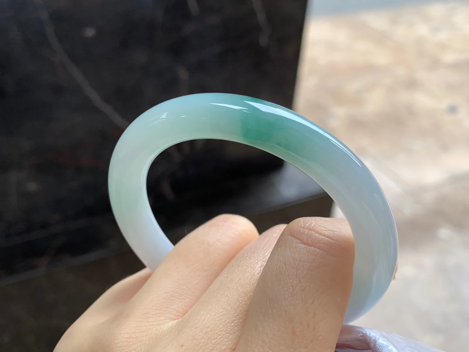 飘花圆条手镯
尺寸：51.6-9mm
底子细腻干净～飘花点缀