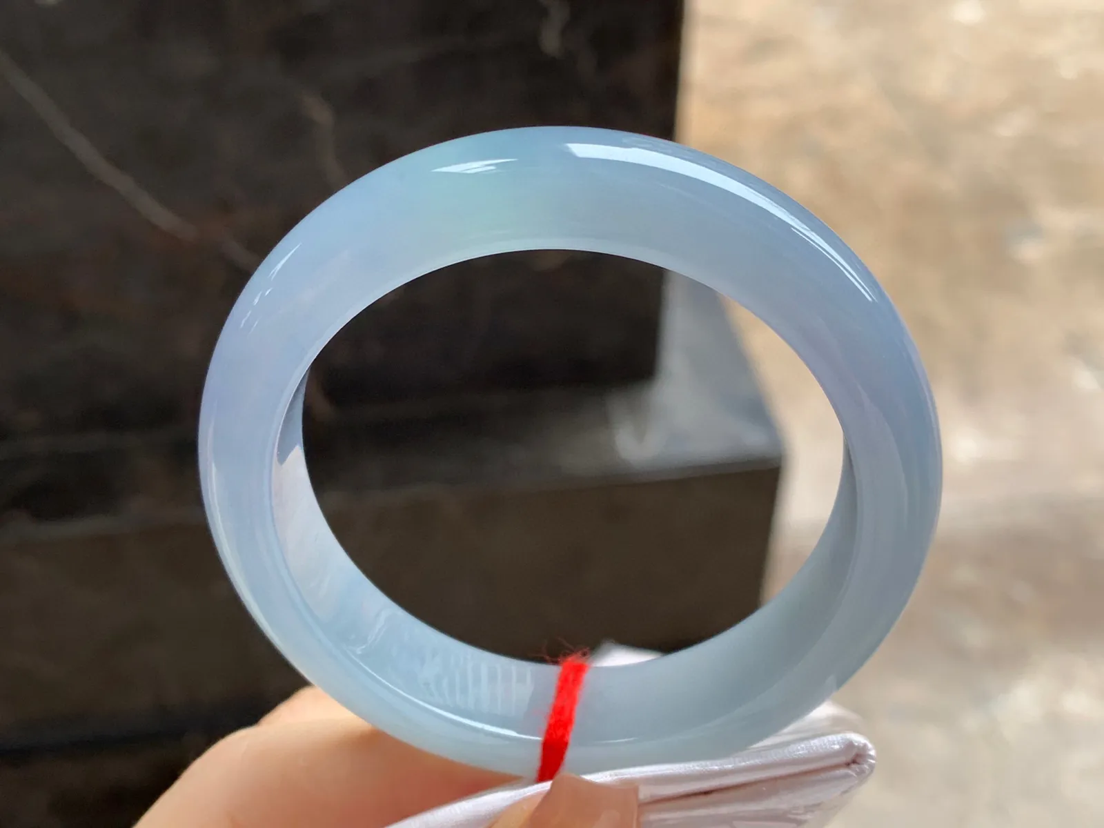 细糯手镯
尺寸：55.2-12.7-8.8mm
底子细腻干净～上手好看气质