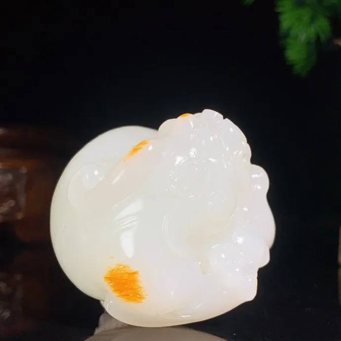 和田玉羊脂白玉山料貔貅挂件。回头貔貅 尺寸53/45/40mm重131.7克，白度一级。玉质细腻油润 脂粉好，品质好！lt250425