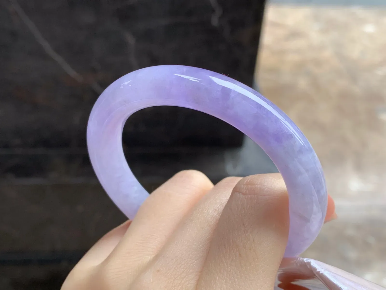 紫罗兰圆条手镯
尺寸：54.5-10.2mm
颜色浓郁～晶体粗需要包容