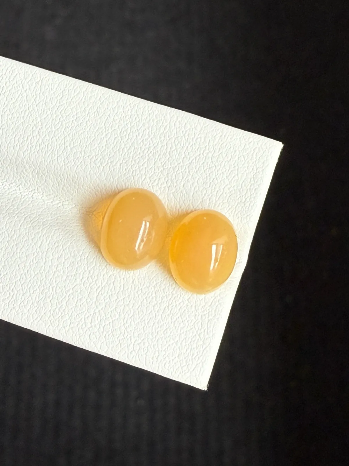 4.17ct天然墨西哥火欧泊裸石，尺寸9.9×7.8×5.3mm， 颜色美艳 ，晶体通透