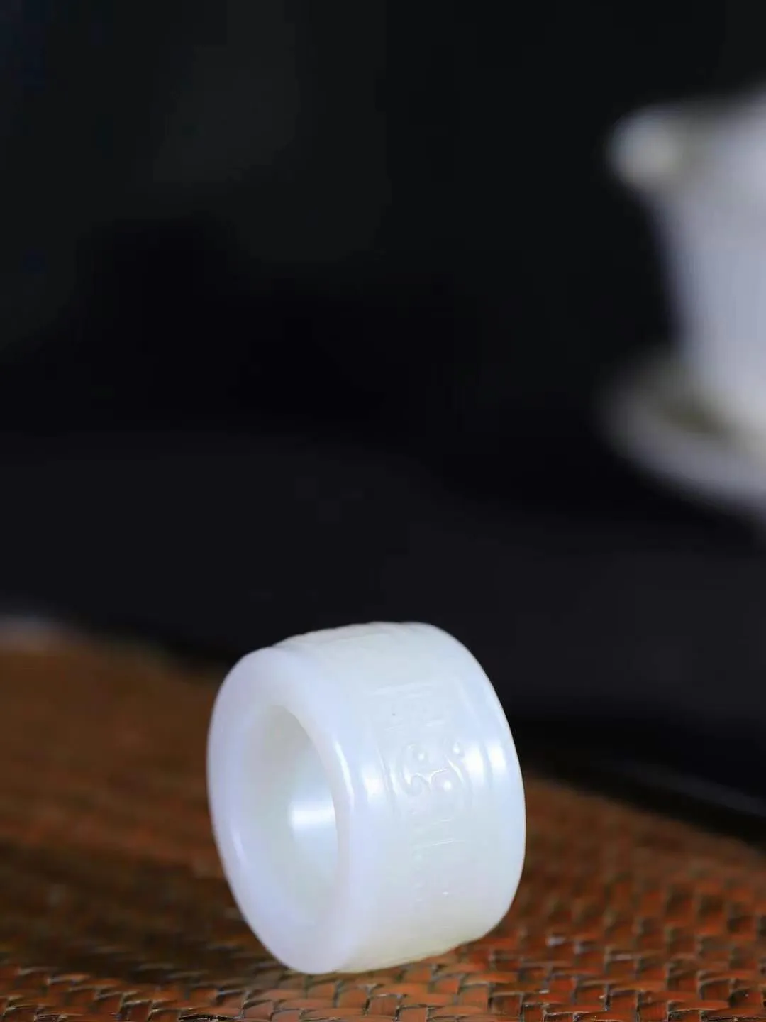 【仿古兽面纹.扳指】

精品和田玉白玉飘翠兽面纹扳指 莹莹润润！精雕细琢，栩栩如生，料俱佳，精琢仿古兽面，双眉如火，怒目圆瞪，獠牙毕露，威武霸气，寓意趋吉消灾，兽音同寿，长寿延年之意，亦可保平安。重28.3克  尺寸22.4-19.6-5.9mm 56503066T