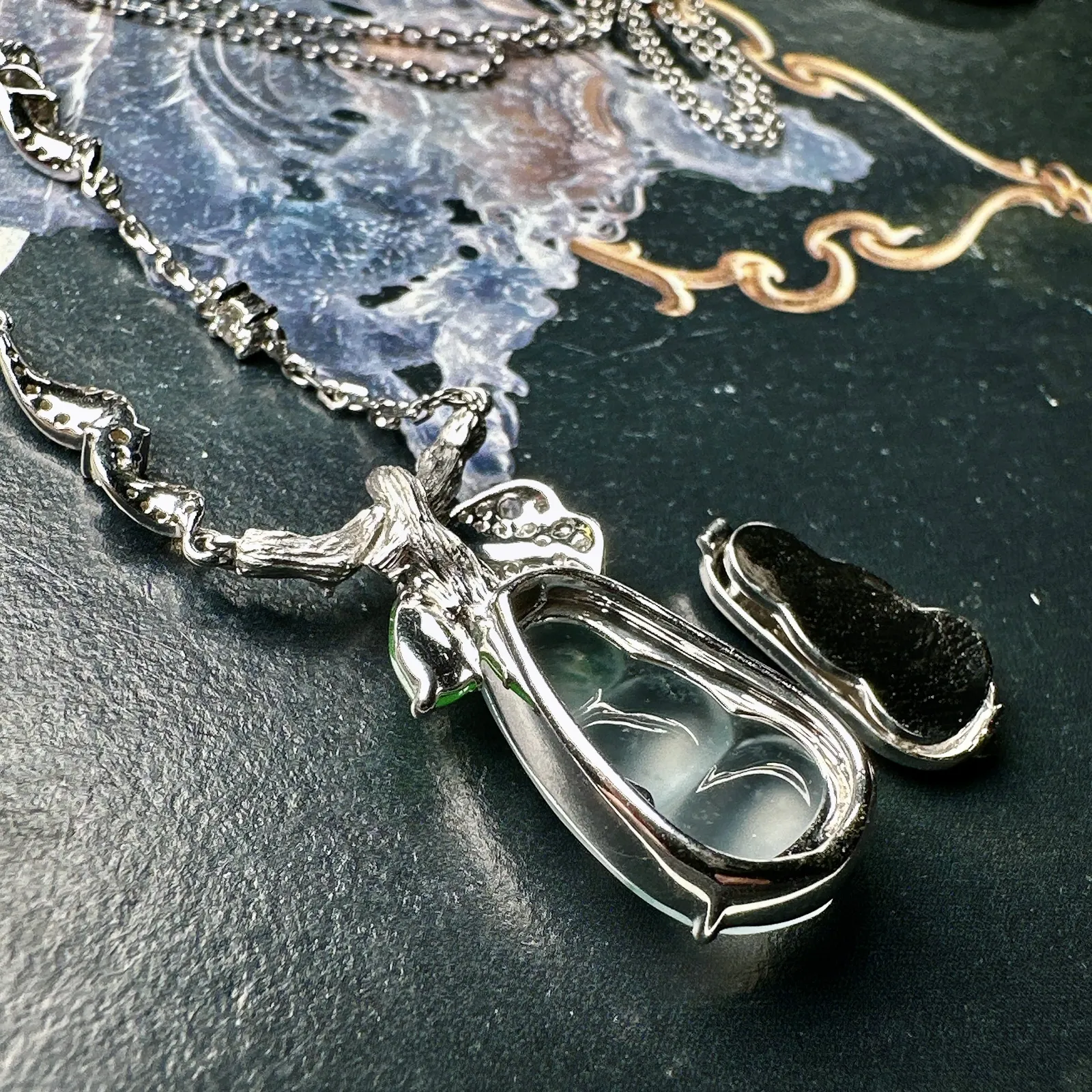 【冰种飘花福豆】连链子吊坠，晶莹剔透，冰感十足，通透闪亮，18k金钻镶嵌，裸石尺寸18.2*11.3*3.9毫米
