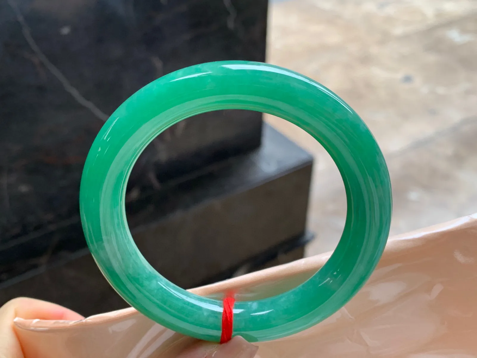 满色圆条手镯
尺寸：60-11.7mm
底子细腻干净～品质大圈口