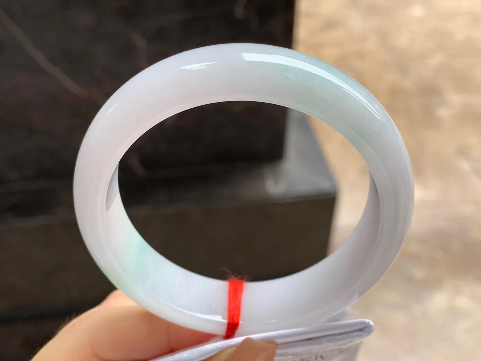 带色手镯
尺寸：57.8-15.4-8mm
底子细腻干净～版型不错