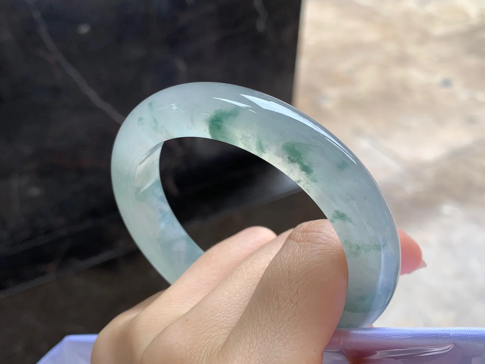 冰飘花手镯
尺寸：59-13-9.7mm
种水好 飘花点缀