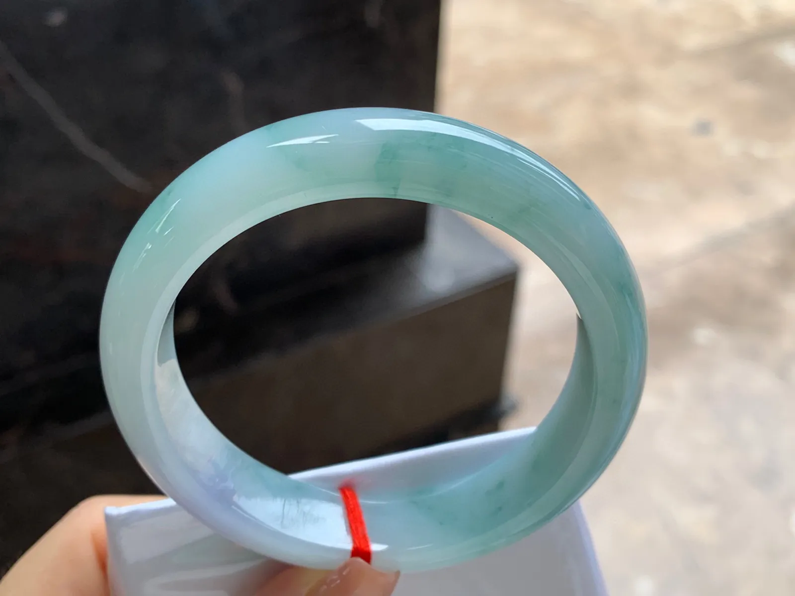 飘花手镯
尺寸：57.6-13.5-8.7mm
肉质细腻干净～飘花点缀