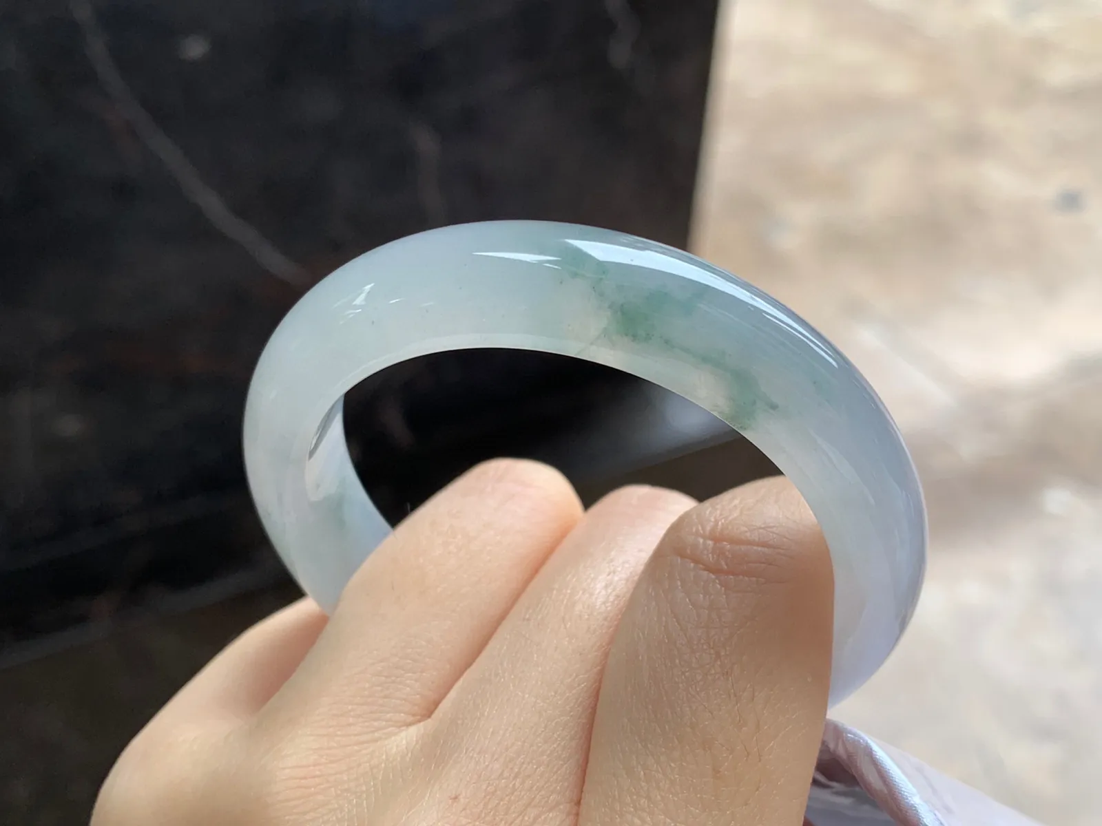 冰飘花手镯
尺寸：51.5-11.9-7.8mm
种水好 小圈口 上手漂亮