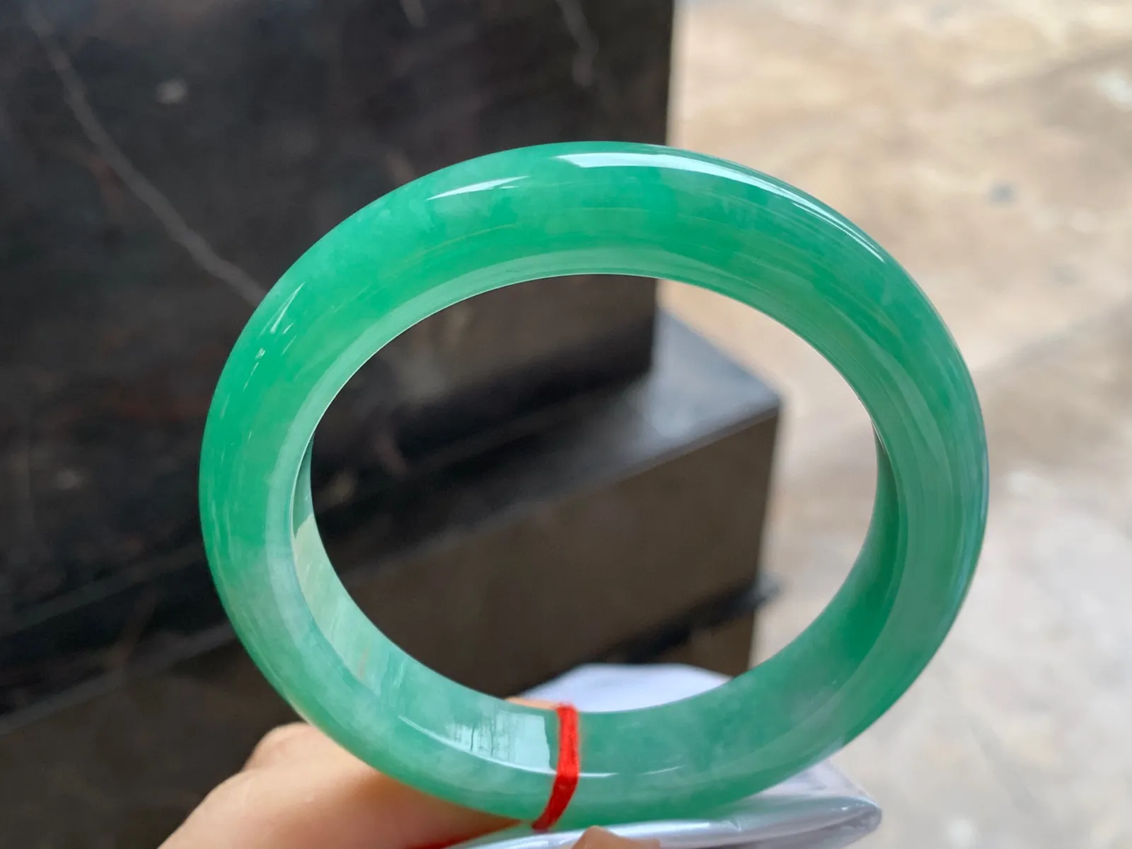 满色圆条手镯
尺寸：60-11.7mm
底子细腻干净～品质大圈口