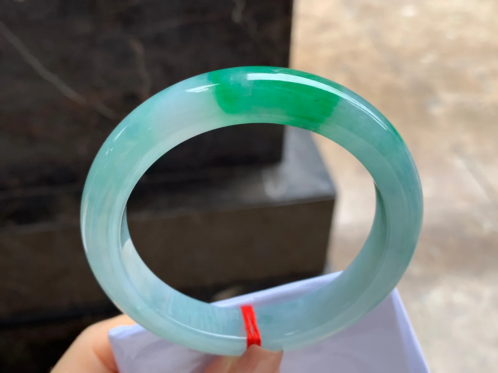 带色手镯
尺寸：57.8-11.8-9mm
绿色浓郁～肉质细腻 上手好看气质