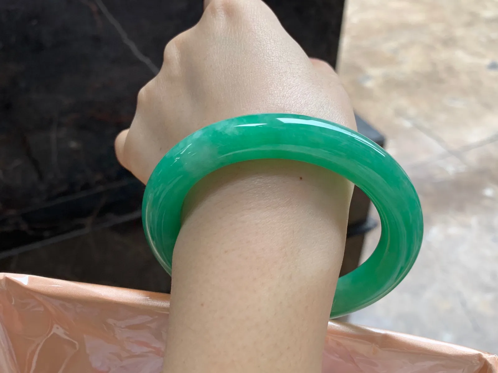 满色圆条手镯
尺寸：60-11.7mm
底子细腻干净～品质大圈口