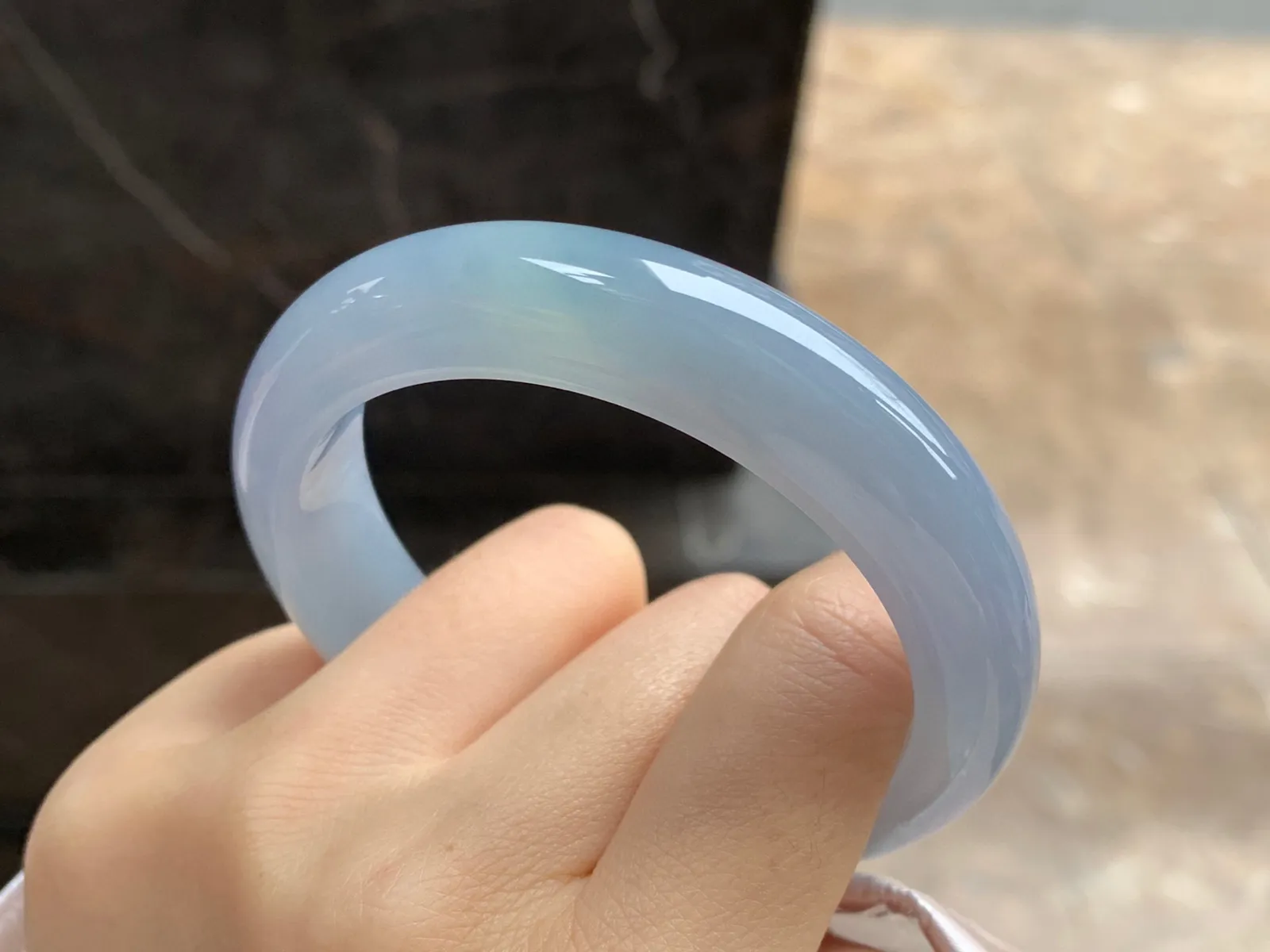 细糯手镯
尺寸：55.2-12.7-8.8mm
底子细腻干净～上手好看气质