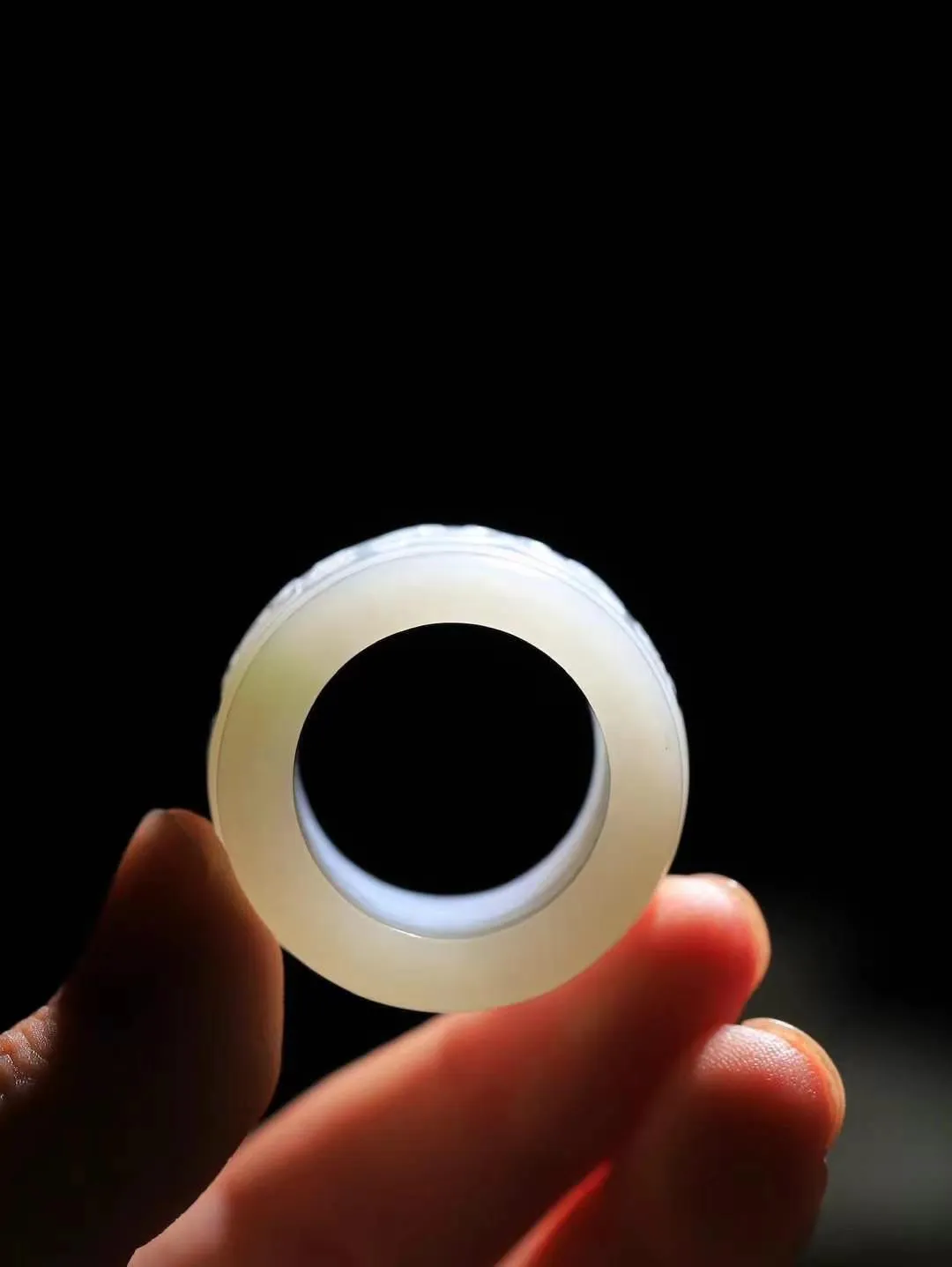 【仿古兽面纹.扳指】

精品和田玉白玉飘翠兽面纹扳指 莹莹润润！精雕细琢，栩栩如生，料俱佳，精琢仿古兽面，双眉如火，怒目圆瞪，獠牙毕露，威武霸气，寓意趋吉消灾，兽音同寿，长寿延年之意，亦可保平安。重28.3克  尺寸22.4-19.6-5.9mm 56503066T