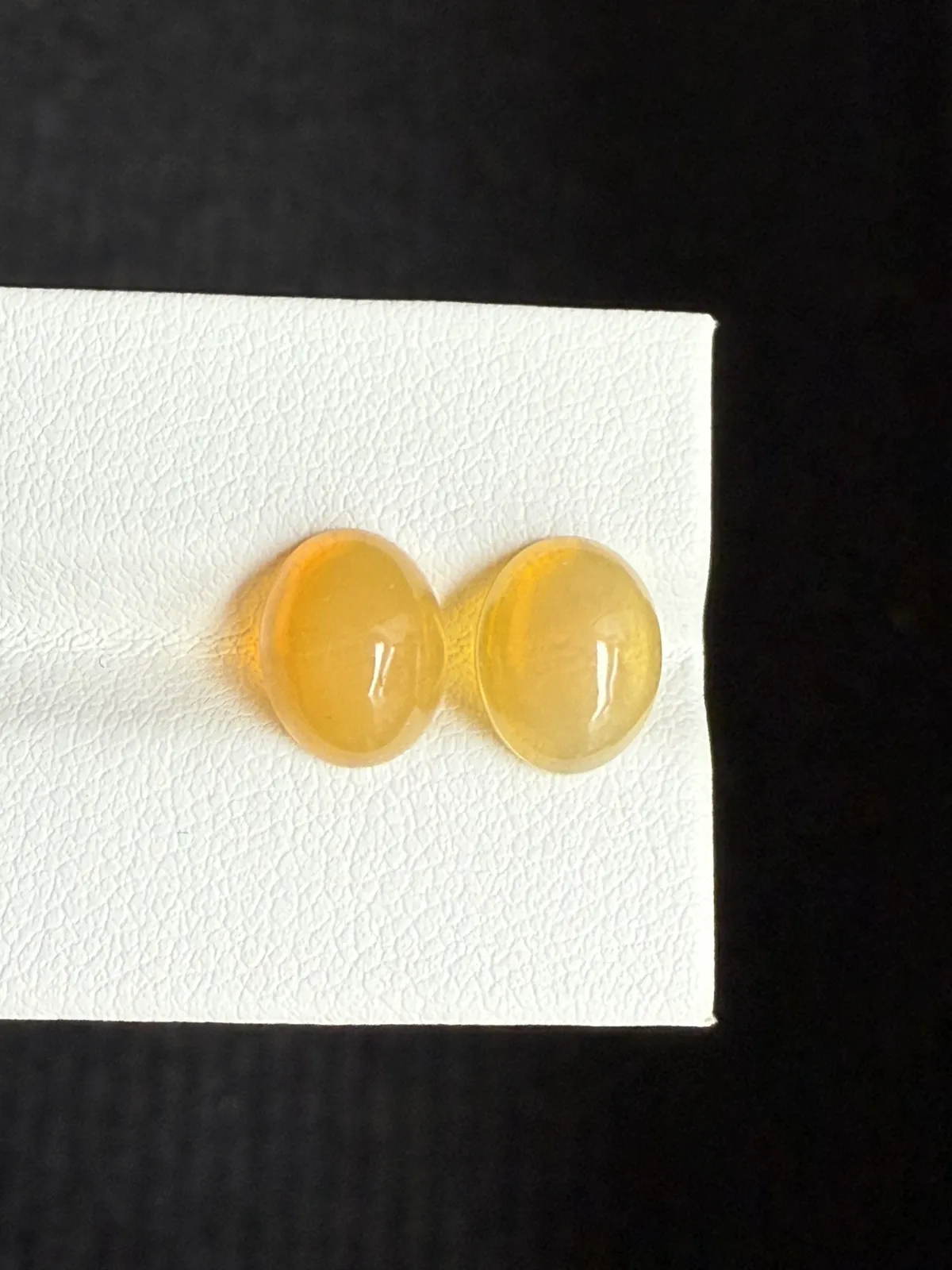 3.64ct天然墨西哥火欧泊裸石，尺寸10.2×8.1×4.5mm， 颜色美艳 ，晶体通透