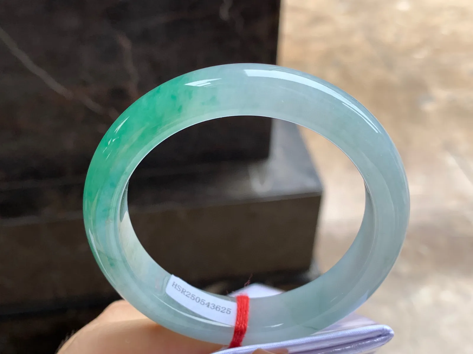 带色手镯
尺寸：55.6-12.4-8.5mm
绿花一段浓郁上手好看