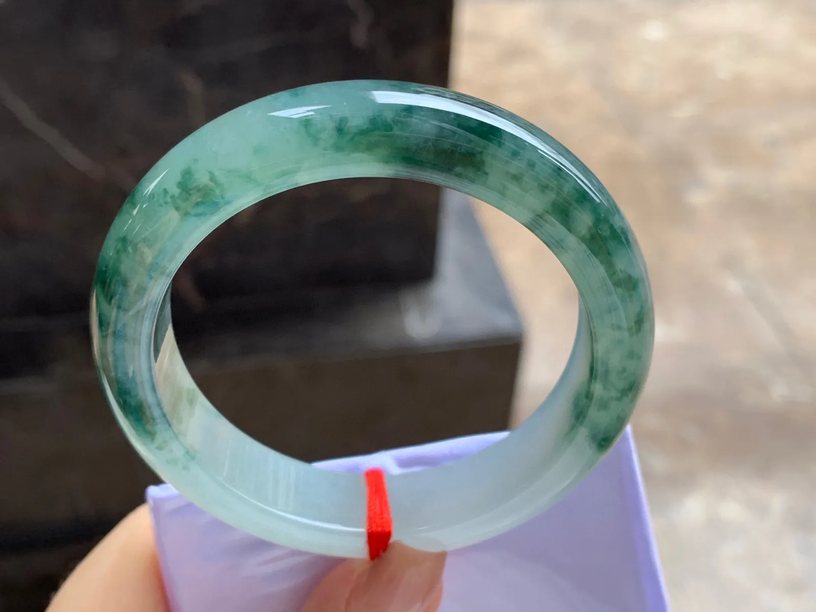 飘花手镯
尺寸：55-12.6-8.7mm
底子细腻干净～飘花浓郁