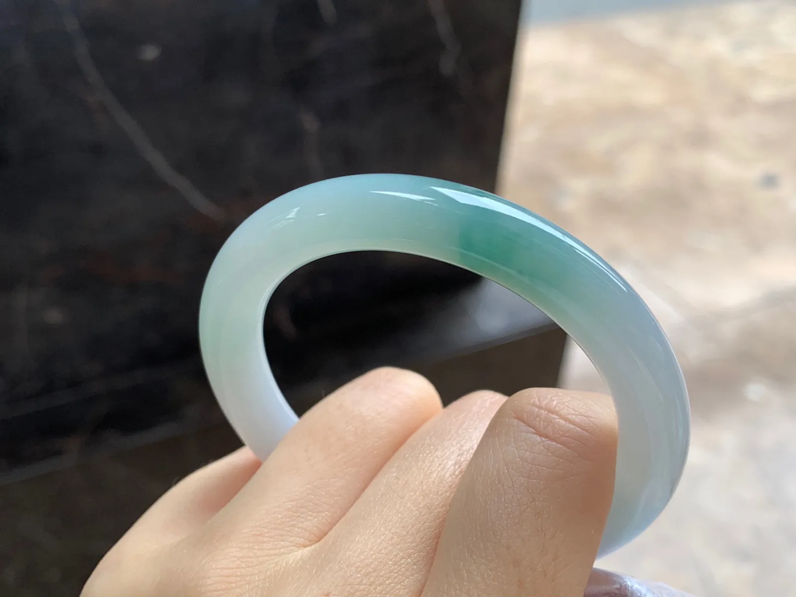 飘花圆条手镯
尺寸：51.6-9mm
底子细腻干净～飘花点缀
