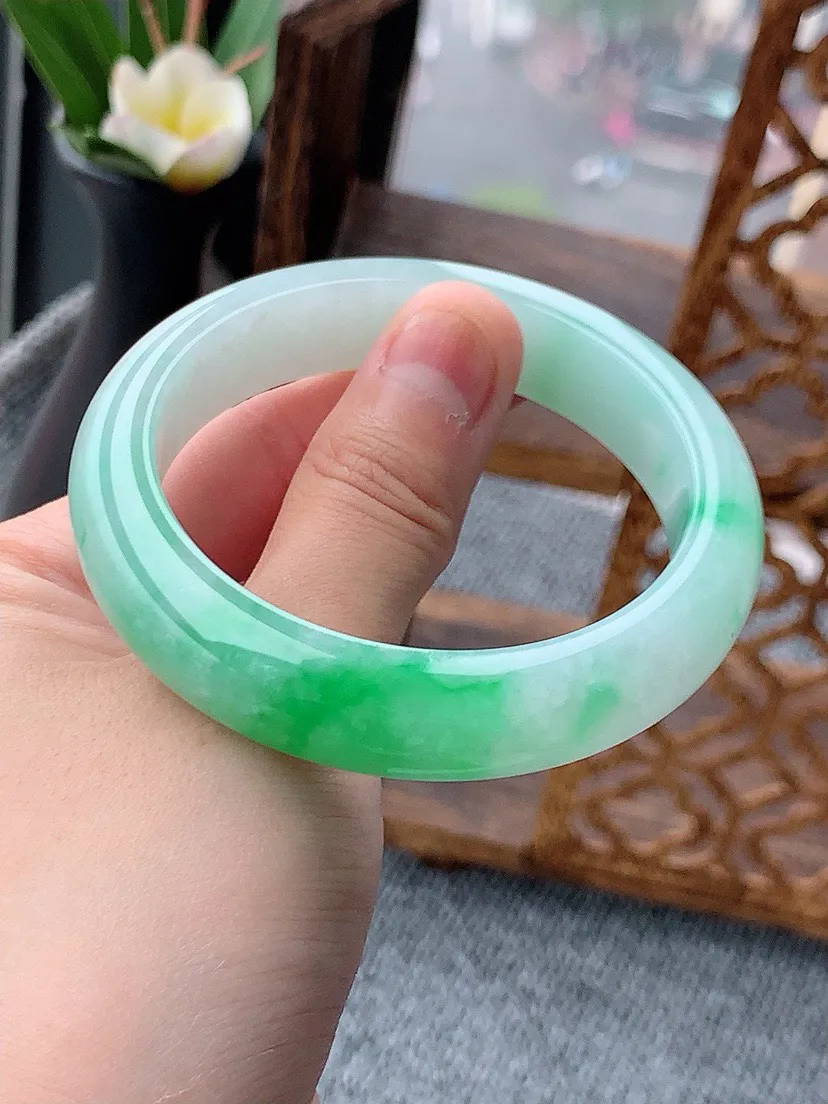 a货翡翠老坑飘阳绿正装正圈手镯54-55圈口 尺寸54.3×12.8×8.2mm 重量63.40g 0530 A67