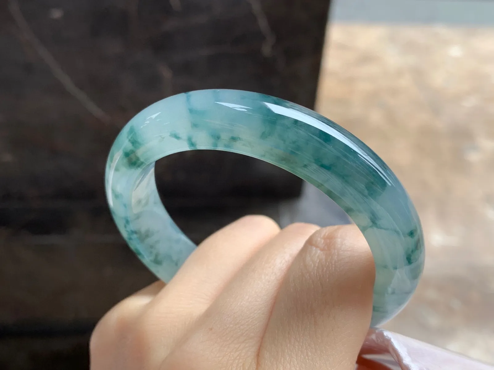 冰种飘花手镯
尺寸：57.4-12.8-9mm
种老肉细～很耐看的料子