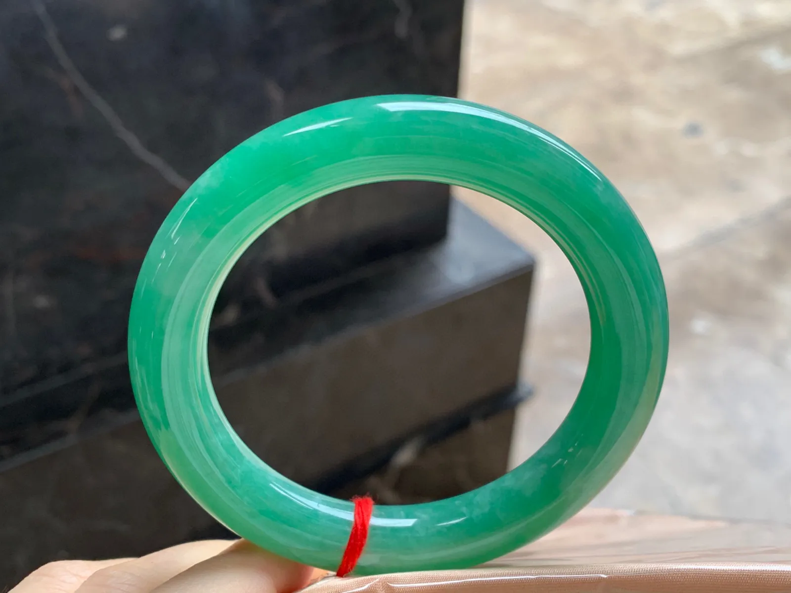 满色圆条手镯
尺寸：60-11.7mm
底子细腻干净～品质大圈口
