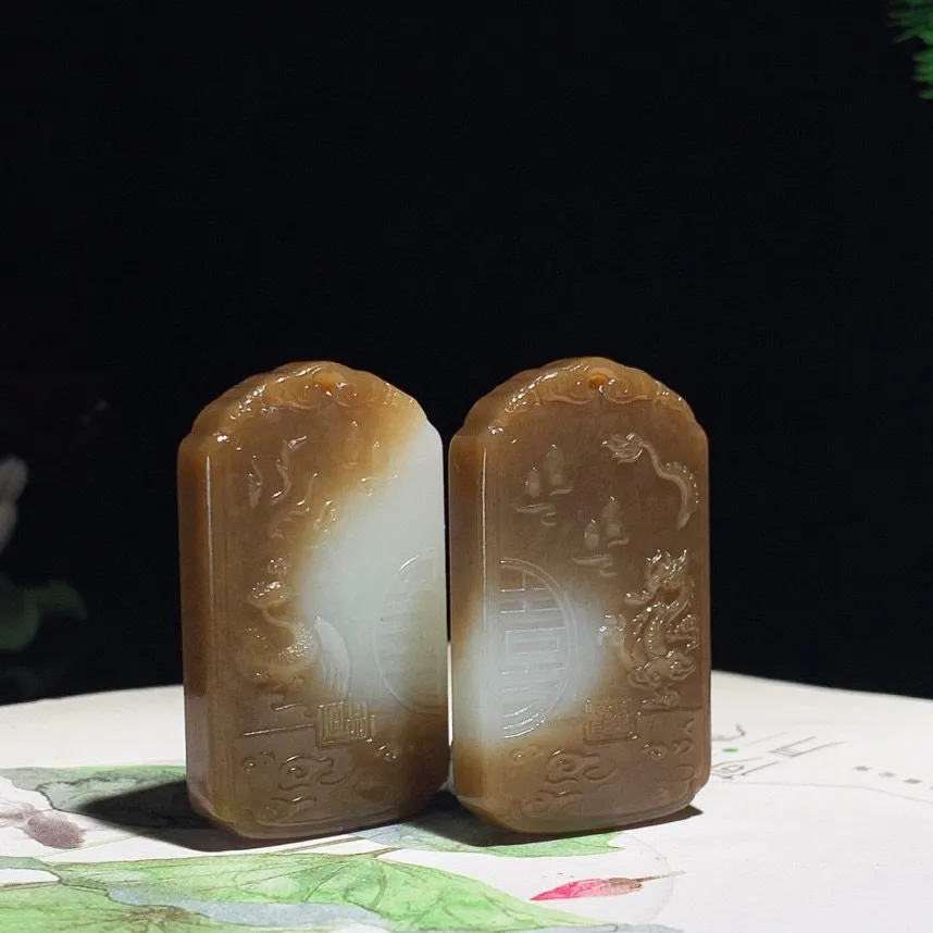 一对新疆且末糖龙凤对牌子挂件。尺寸41/23/8重36克。白度一级。玉质细腻油润。手推出油。品相大气