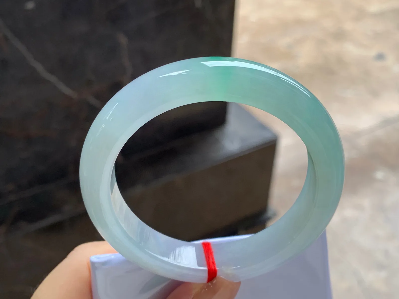 带色手镯
尺寸：55.7-12.8-9mm
有种有色～甜甜的料子上手好看