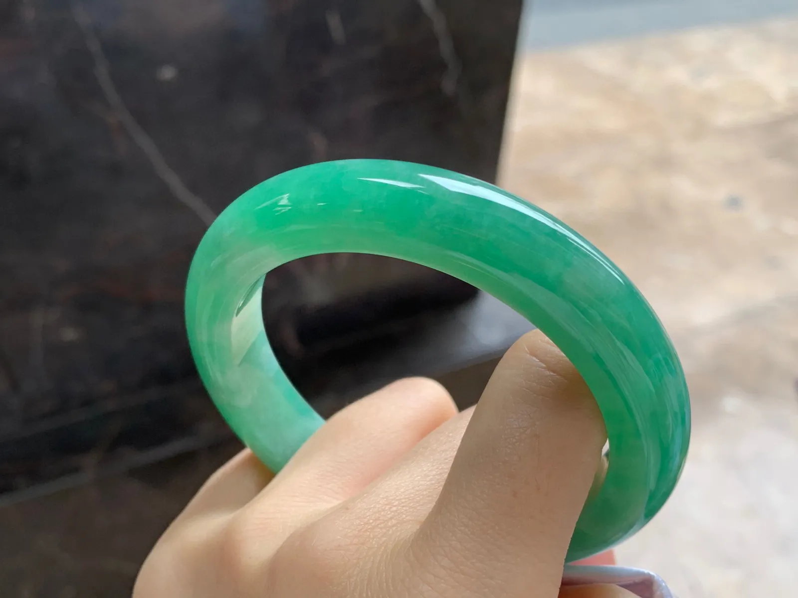 满色圆条手镯
尺寸：60-11.7mm
底子细腻干净～品质大圈口