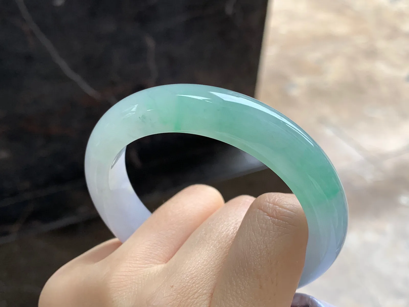 带色手镯
尺寸：55.7-12.8-9mm
有种有色～甜甜的料子上手好看
