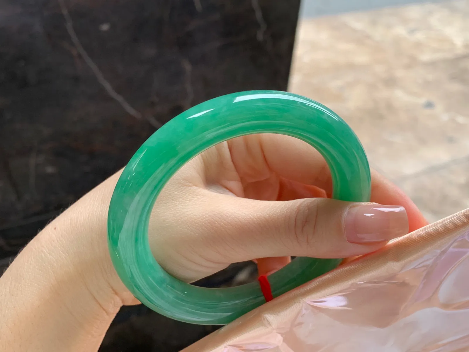 满色圆条手镯
尺寸：60-11.7mm
底子细腻干净～品质大圈口